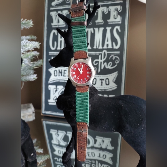 [[SOLD]] 39mm Victorinox Swiss Army Watch Red Field Military Style - Picture 8 of 9